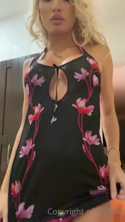 pia mia onlyfans leaked – Teasing show off erotic body
