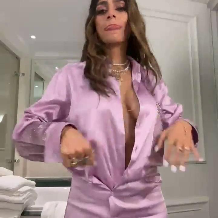Mia Khalifa Nude Bathroom Striptease Video Leaked